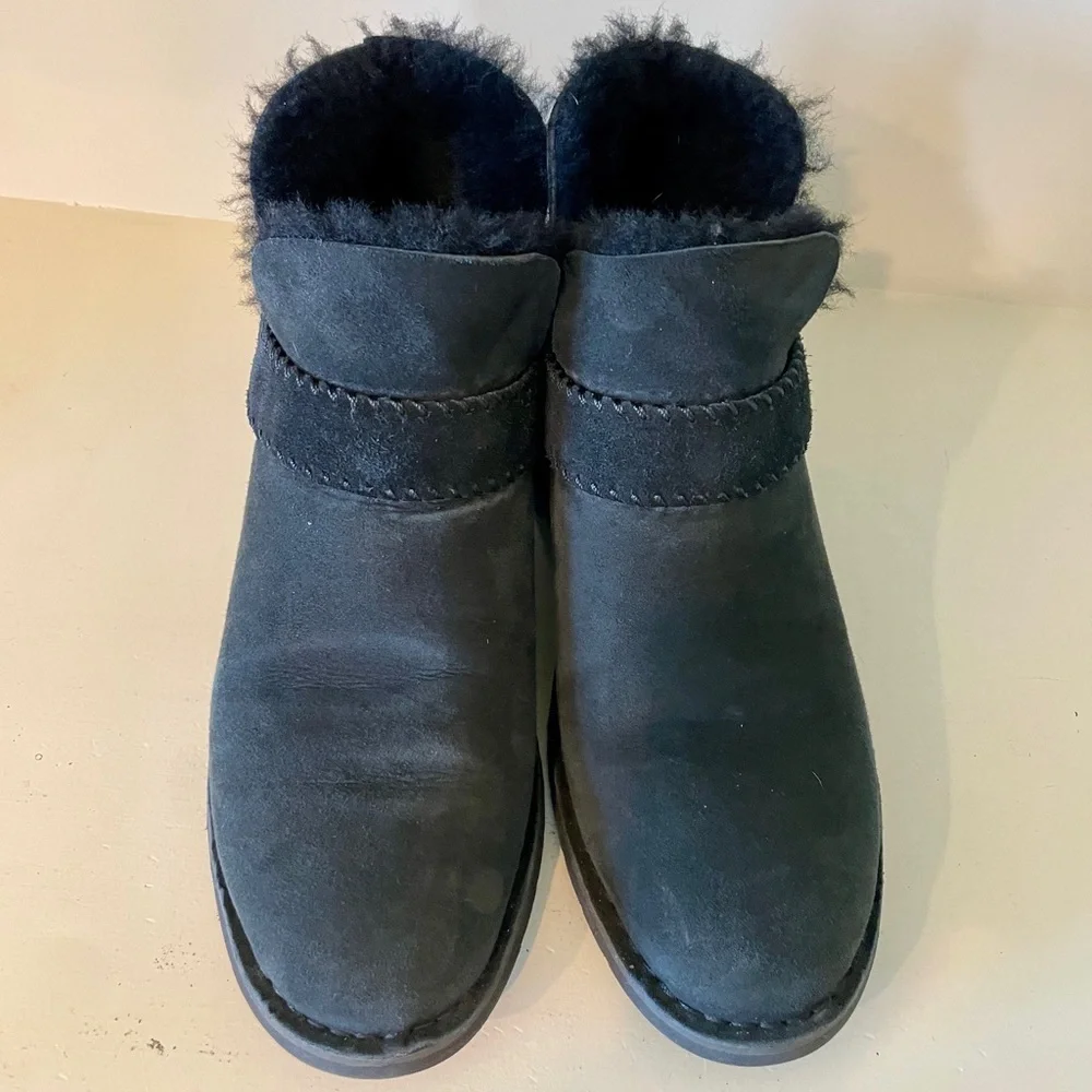 Ugg McKay Women's Sheepskin 9 ankle boot bootie black suede warm cozy